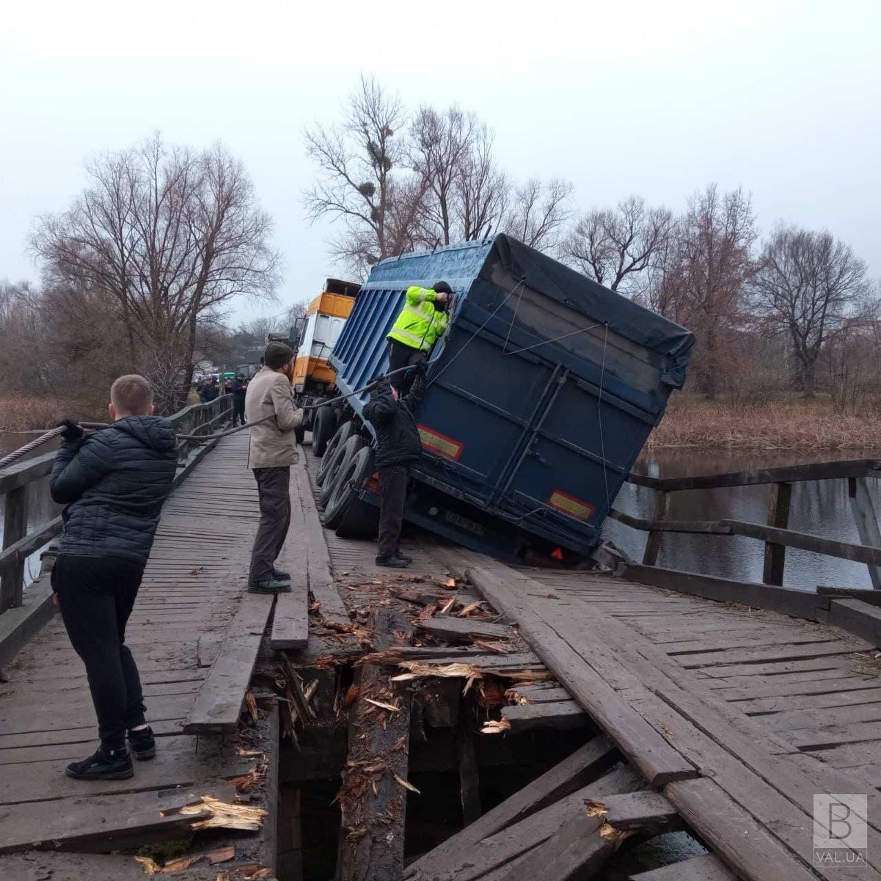 На Чернігівщині під фурою провалився дерев'яний міст: рух транспорту заблокований