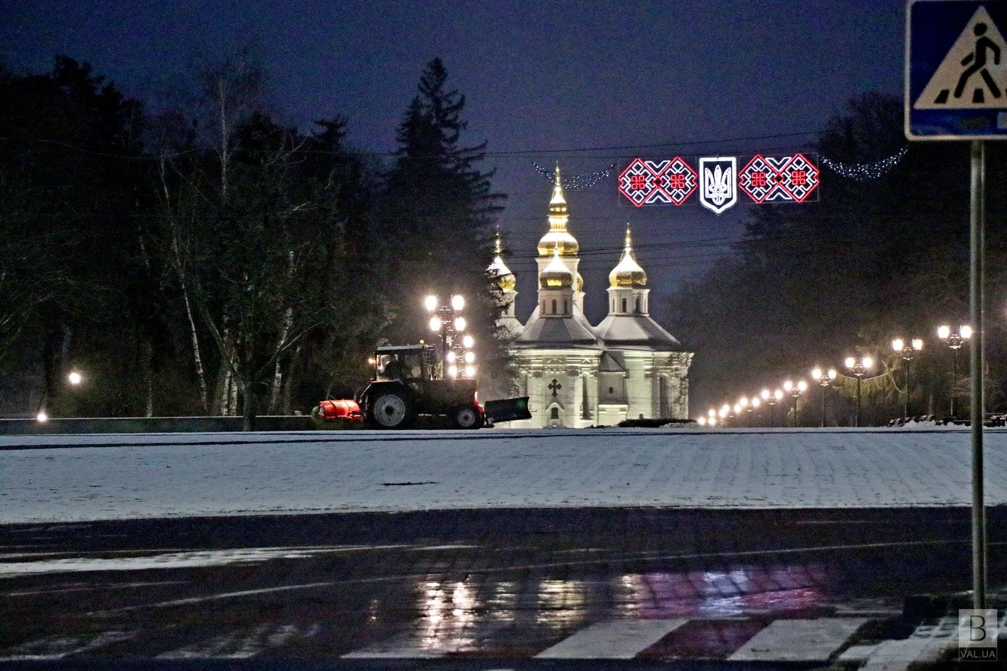З першим снігом у Чернігові вийшли «боротися» майже 80 комунальників