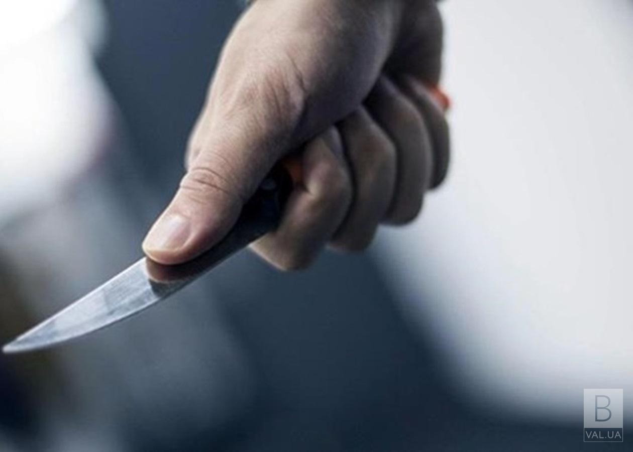 На Шерстянці 37-річного чоловіка вдарили ножем у живіт на зупинці