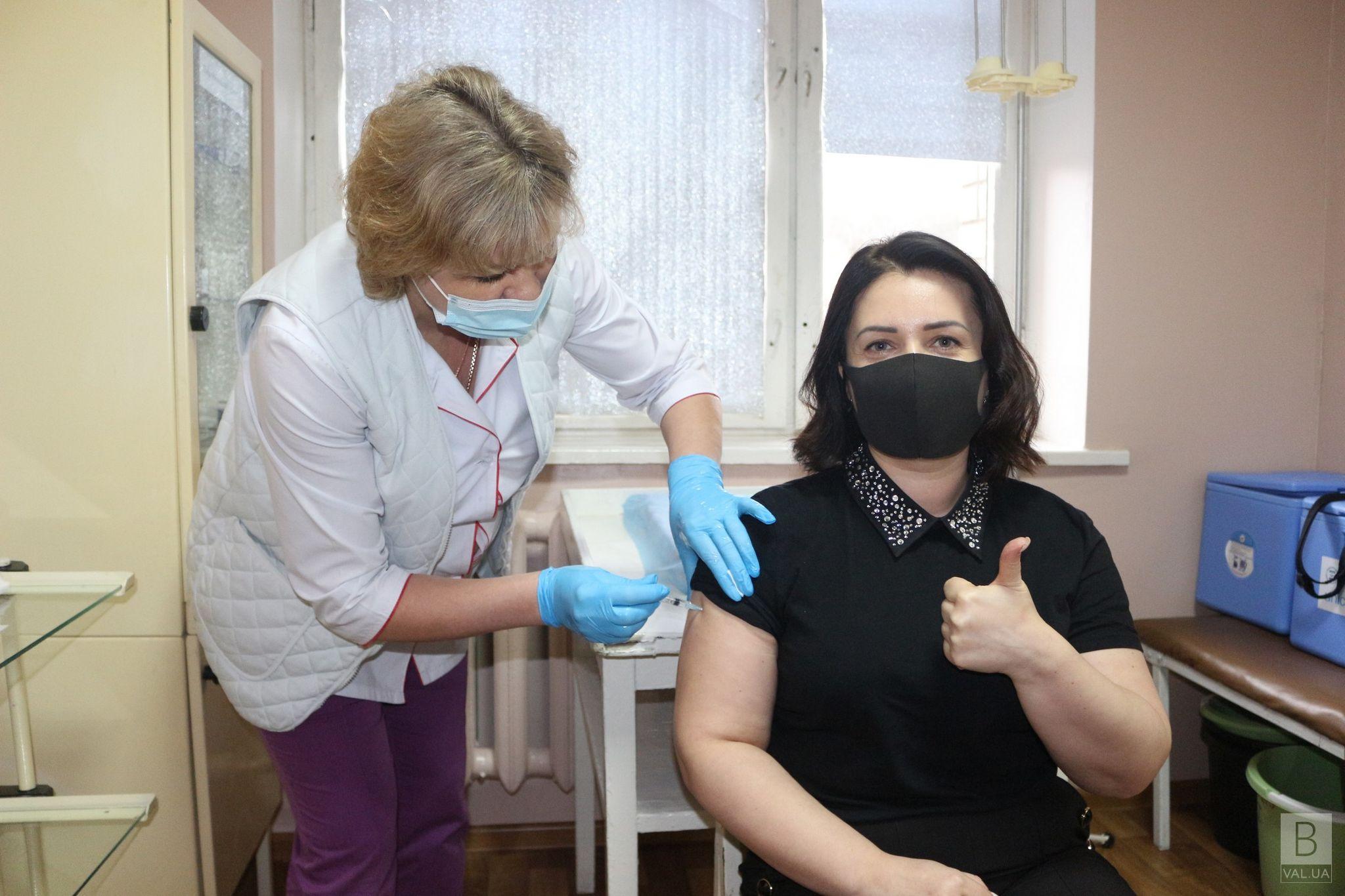 927 чоловік на Чернігівщині вакцинувалися бустерною дозою. Серед них – заступниця голови ОДА