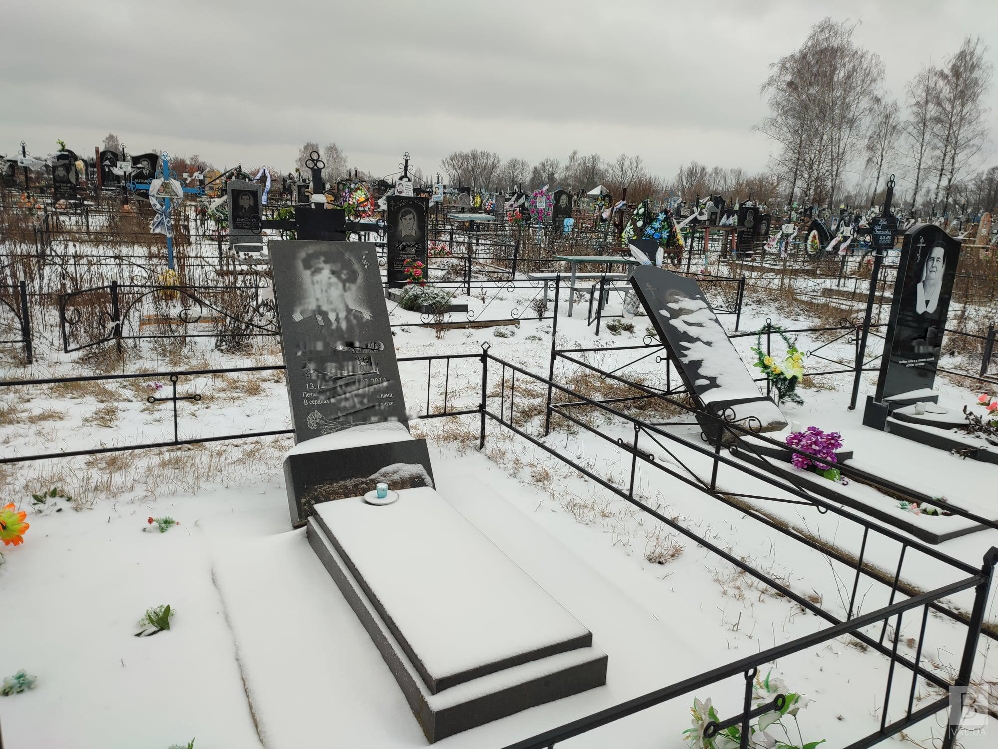 У Городні сильний вітер пошкодив пам’ятники на кладовищі. ФОТОфакт