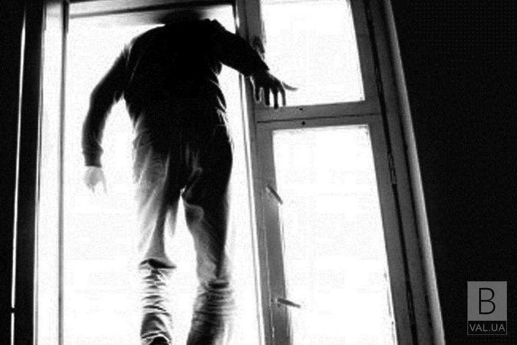 На Чернігівщині п’яний чоловік вистрибнув із вікна, бо хотів налякати дружину