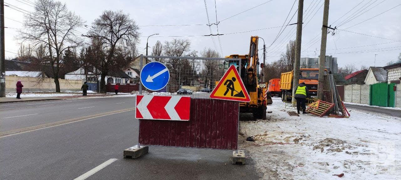 До уваги водіїв: у Чернігові в районі Бобровиці частково перекрили рух. ФОТО