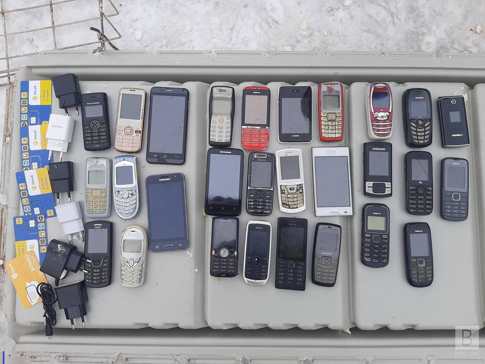 У дверцятах холодильника: до Чернігівського СІЗО намагалися передати 28 мобільних телефонів. ФОТО