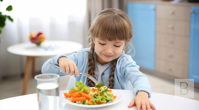 Тушкована морква з чорносливом, біфштекс та плов з родзинками: чиновники затвердили зимове меню для дитсадків