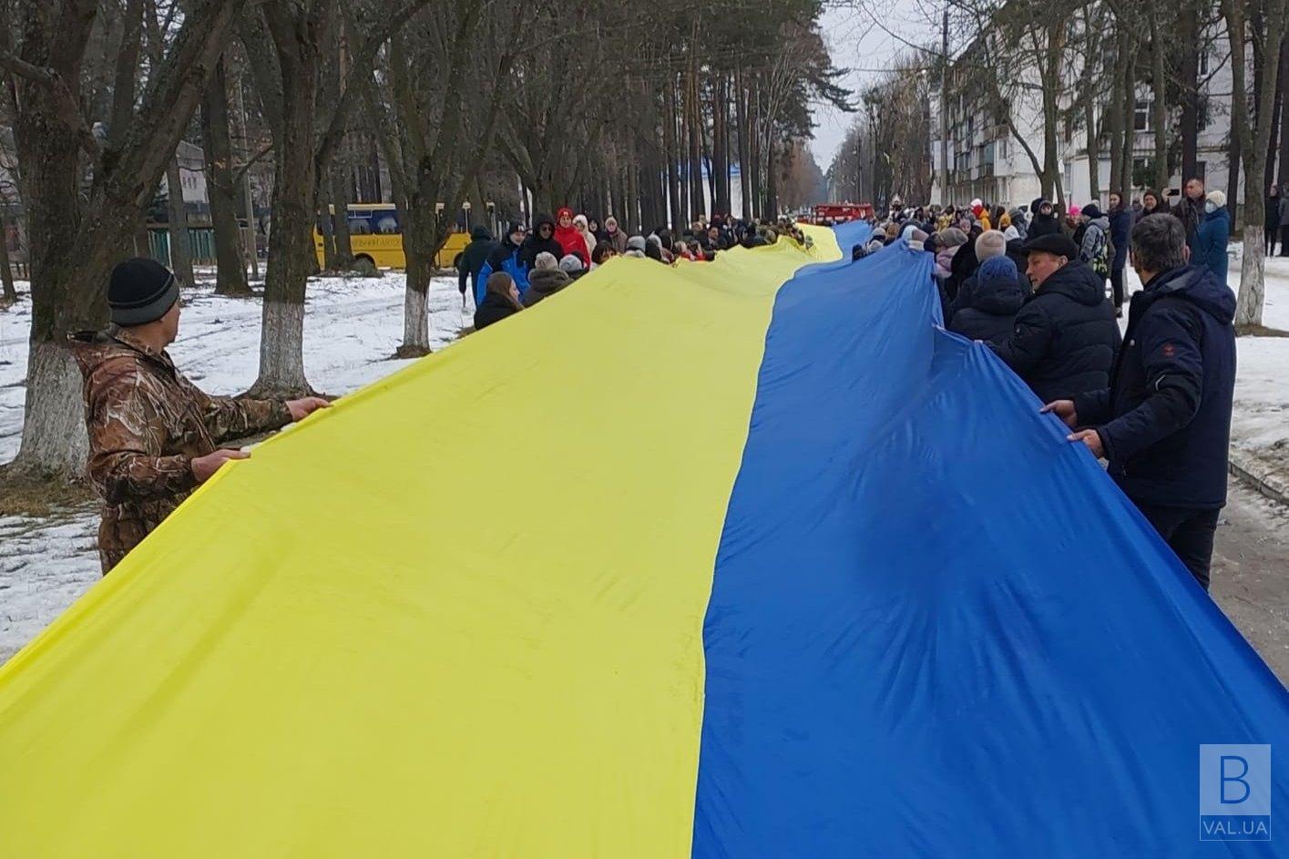 У Гончарівському розгорнули стометровий Державний Прапор України