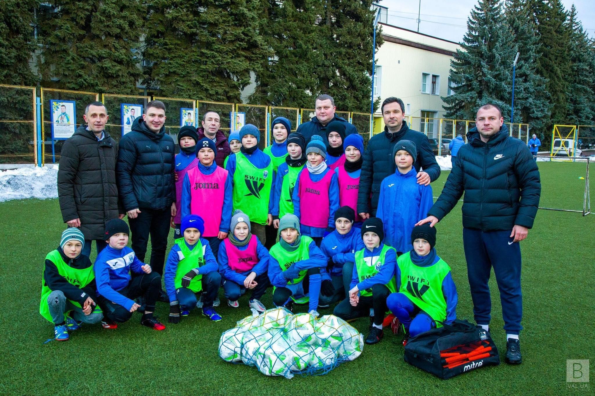 Дмитро Нікітін передав спортивний інвентар юним чернігівськими футболістам ВІДЕО