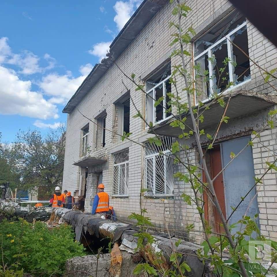 У Чернігові розпочали ремонт Обласного центру екстреної медичної допомоги, що постраждав від “прильотів”. ФОТО