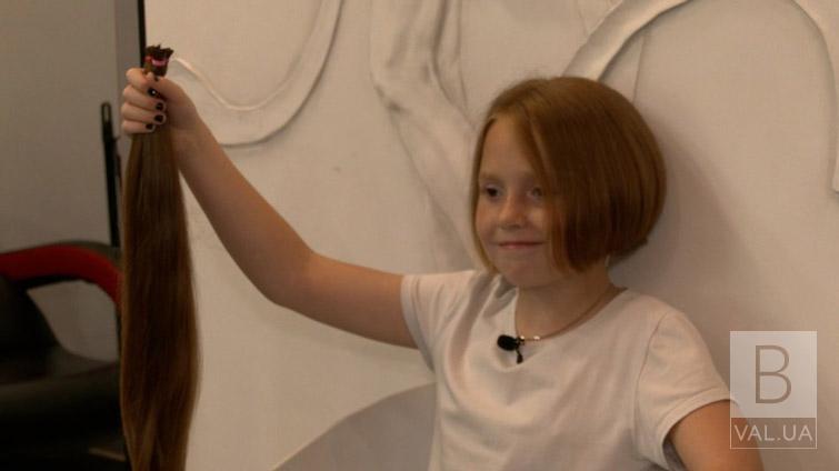 9-річна дівчинка з Чернігова обрізала волосся, щоб допомогти ЗСУ ВІДЕО