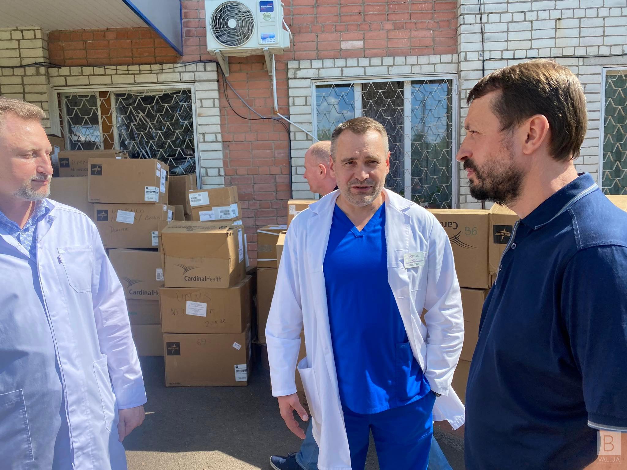 Американські благодійники разом з Валерієм Дубілем передали медикаменти до лікарень Чернігова. ФОТО