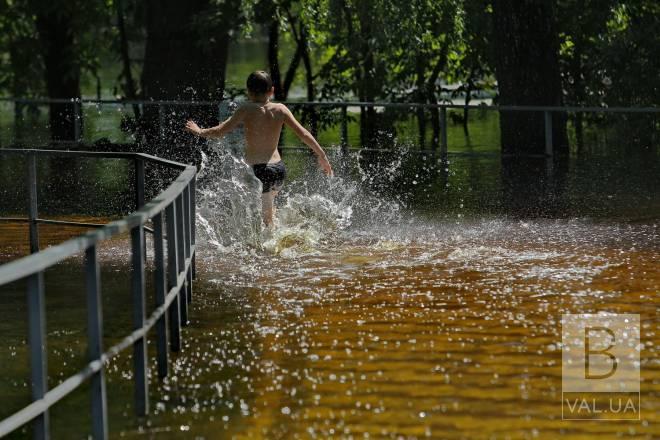 Дно досі не обстежили: у Чернігові купатися заборонено у всіх водоймах міста