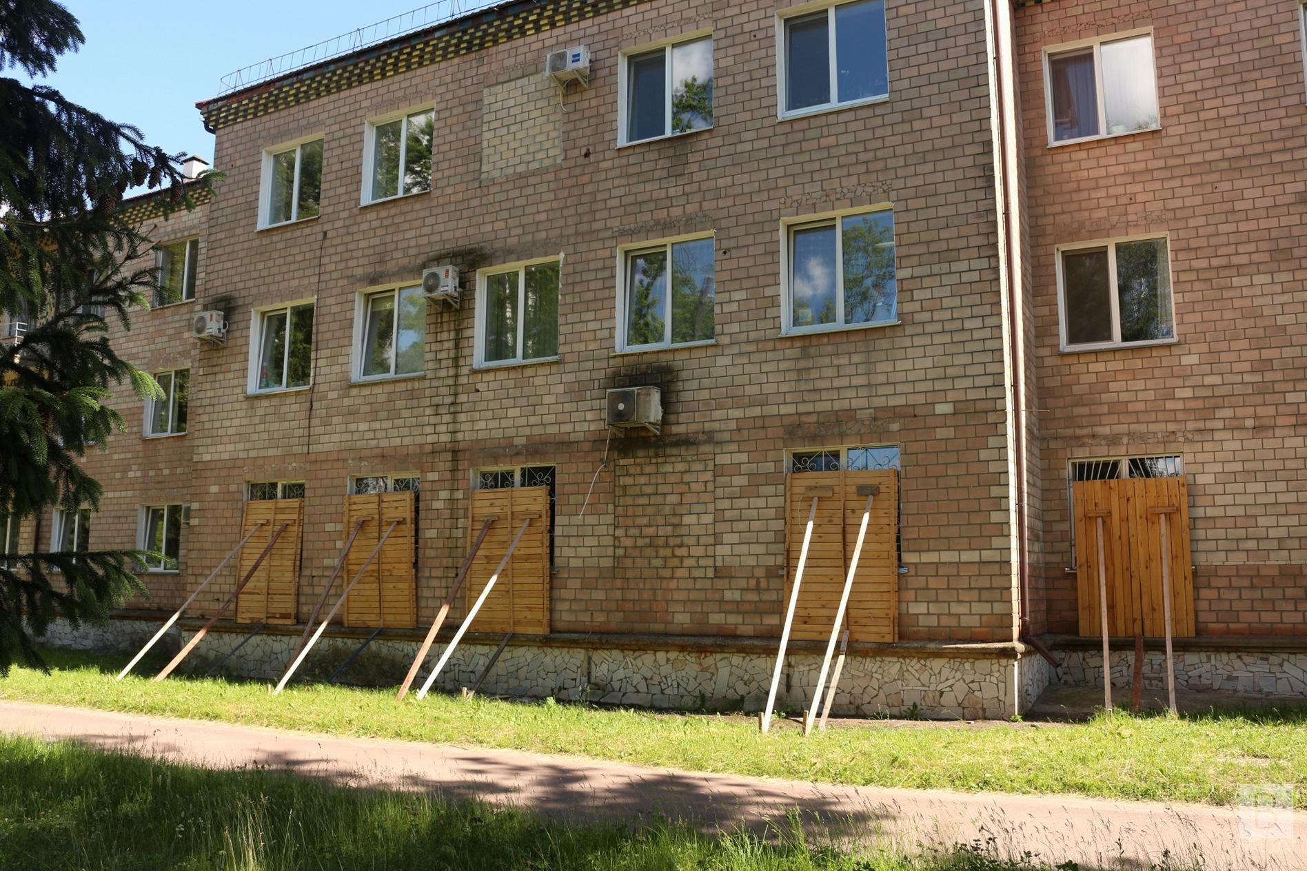 Чернігівську обласну лікарню ремонтують після бойових дій. ФОТО