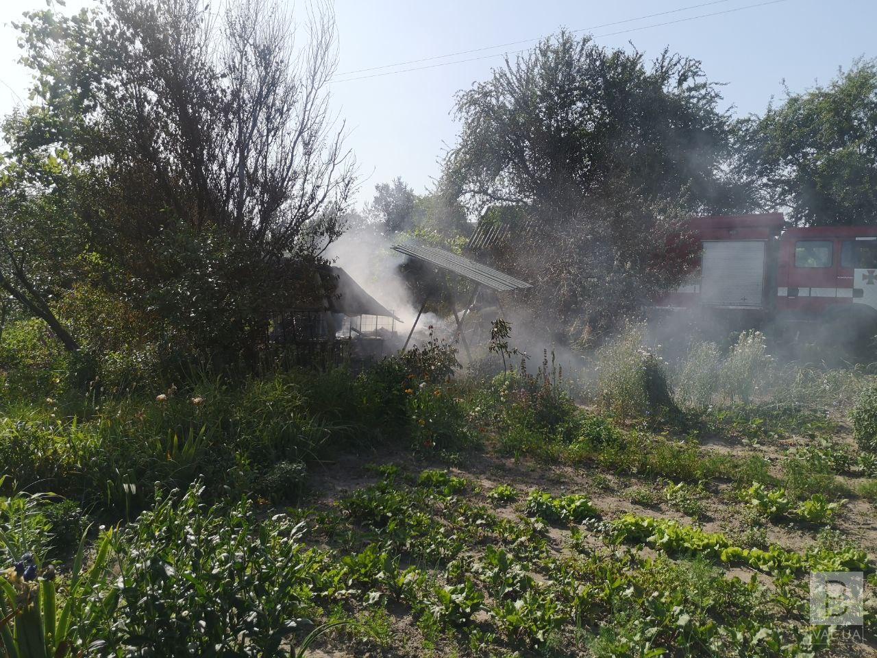 На околиці Чернігова згоріла дача. ФОТО