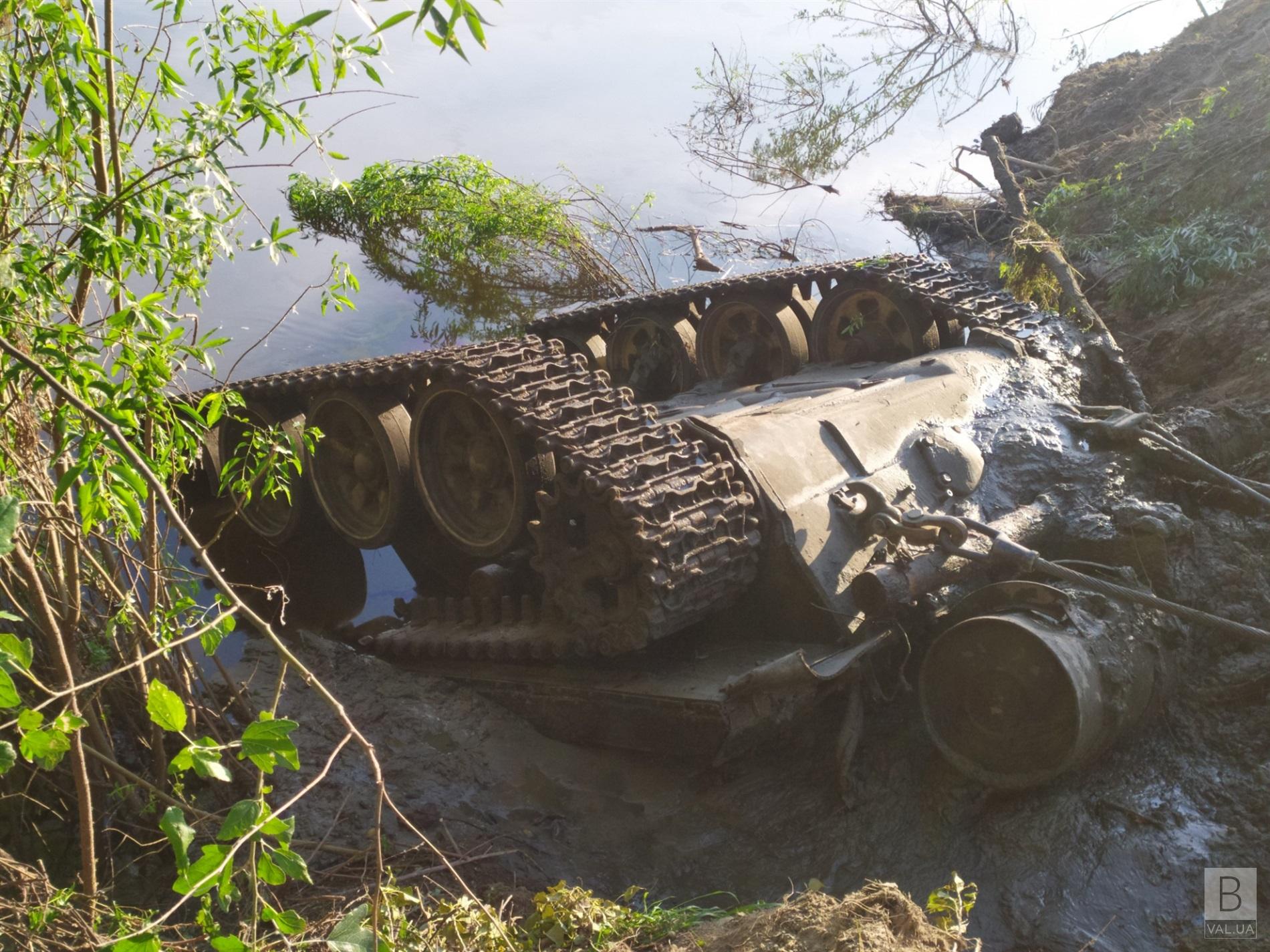 На Чернгівщині з річки витягнули два російських танки та п’ятеро “законсервованих” окупантів. ФОТО
