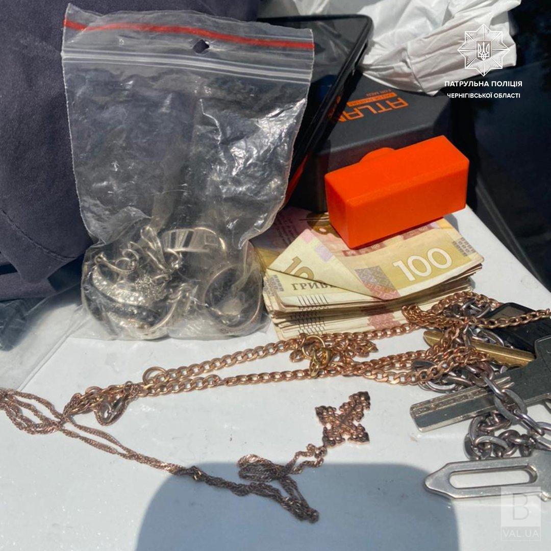 Патрульні виявили у 37-річного чернігівця, ймовірно, викрадені речі