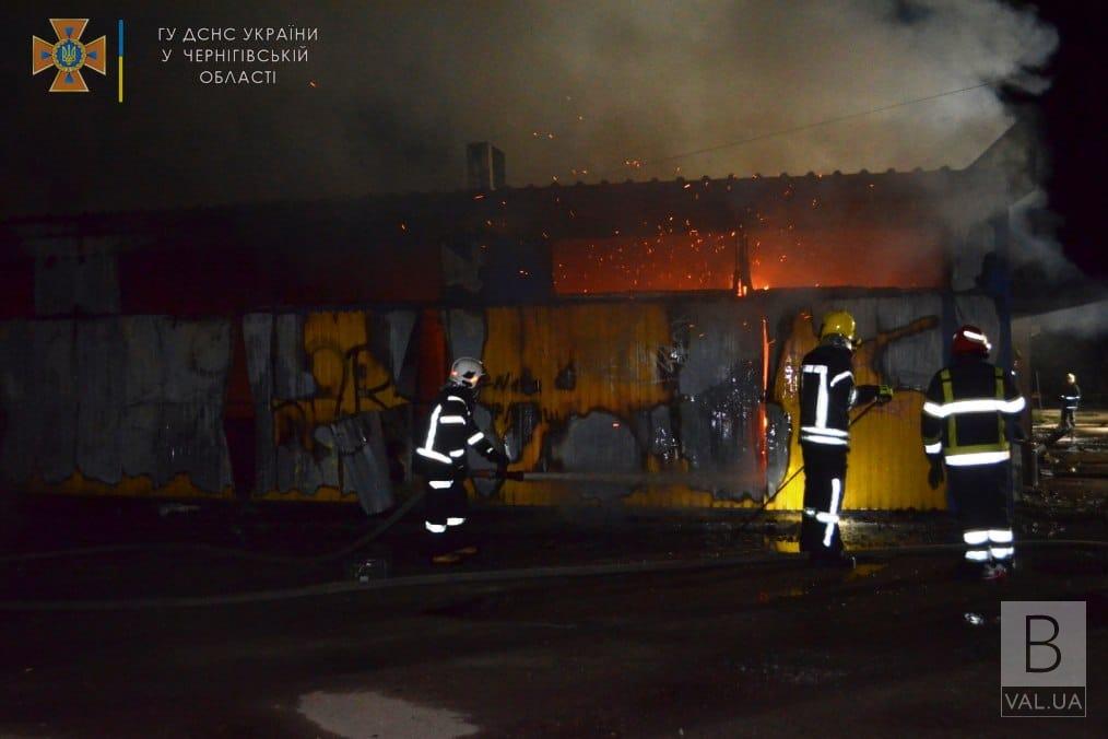 У Чернігові ліквідували пожежу на «Привокзальному» ринку. ФОТО