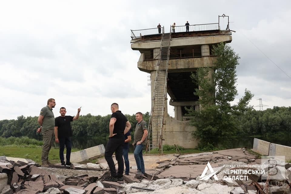 На Чернігівщині незабаром розпочнуть розбір завалів 310-метрового мосту через Десну біля Сосниці. ФОТО