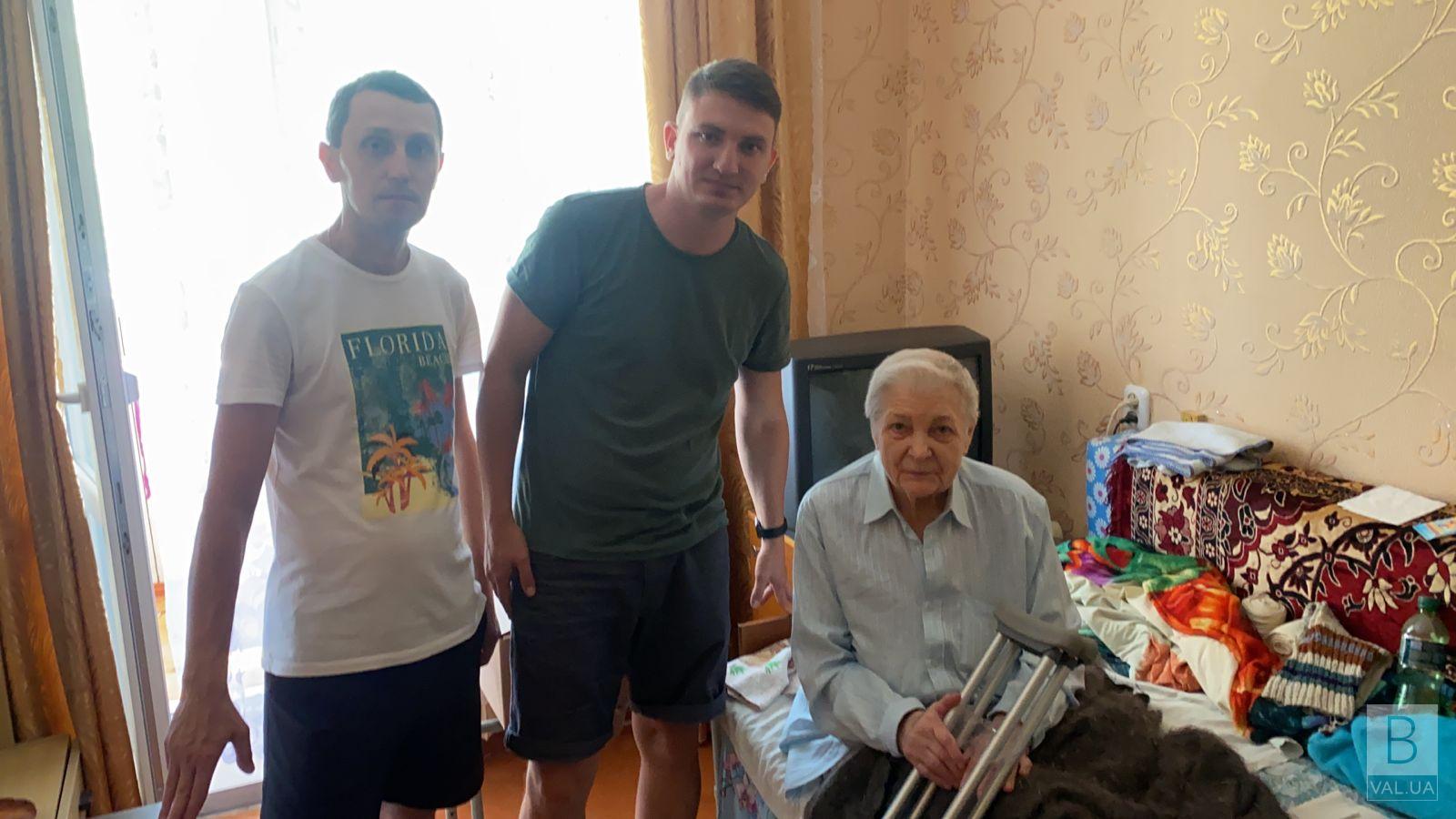 Чернігівська команда «Батьківщини» надає медичний інвентар для потребуючих 