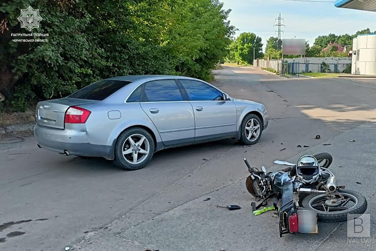 У Чернігові водій «Audi A4» не пропустив мотоцикліста: його забрали до лікарні