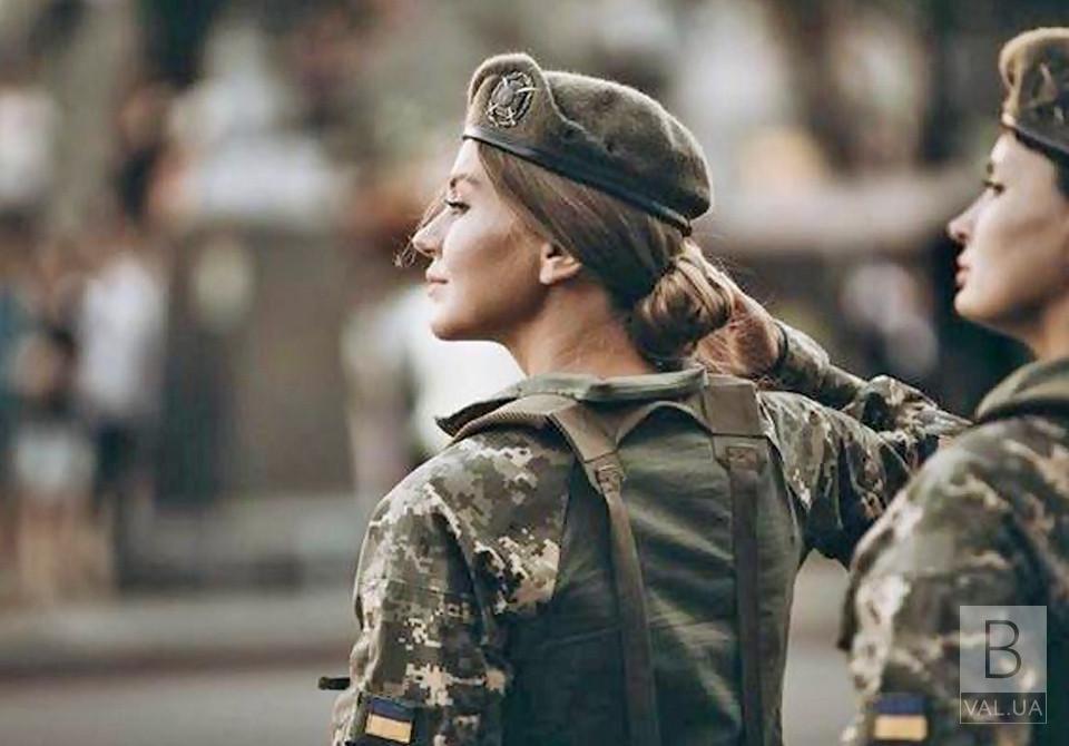 В Україні взяття жінок на військовий облік відтермінували на рік