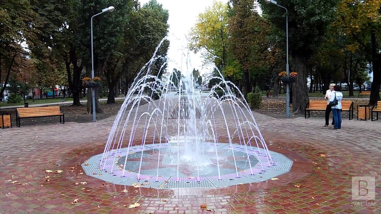 У Чернігові з пішохідного фонтану демонтували плиту з написом колишнього білоруського міста-побратима. ФОТОфакт