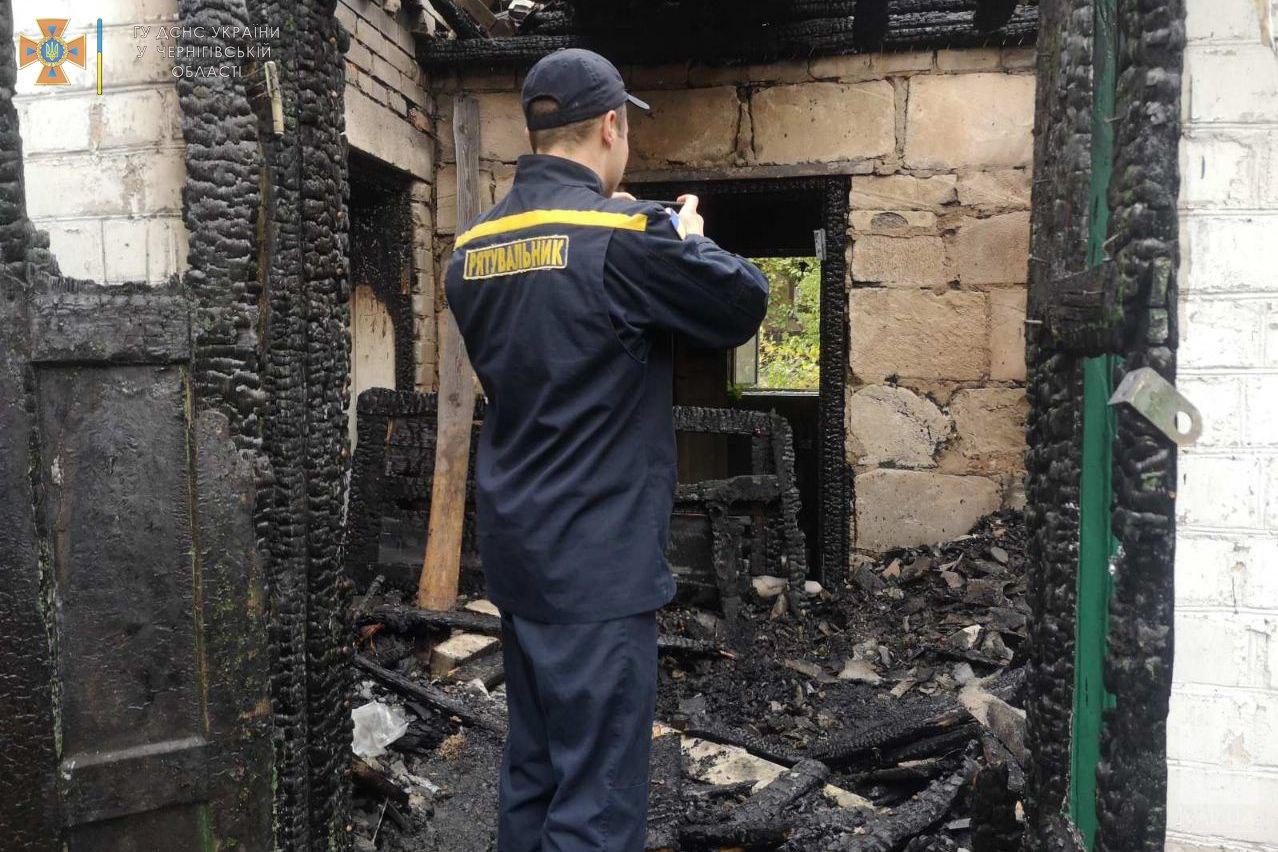 У Чернігові згорів житловий будинок: на місці пожежі знайшли тіло господаря
