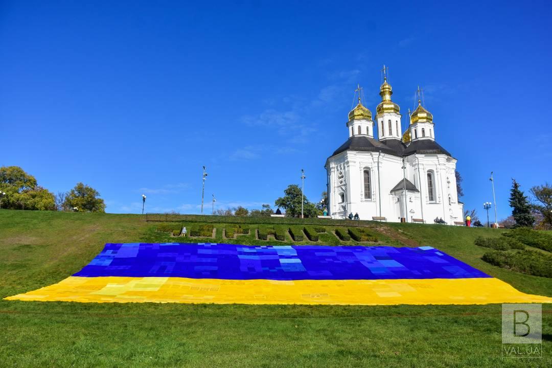 У Чернігові розгорнули найбільший в'язаний прапор України і встановили рекорд. ФОТО