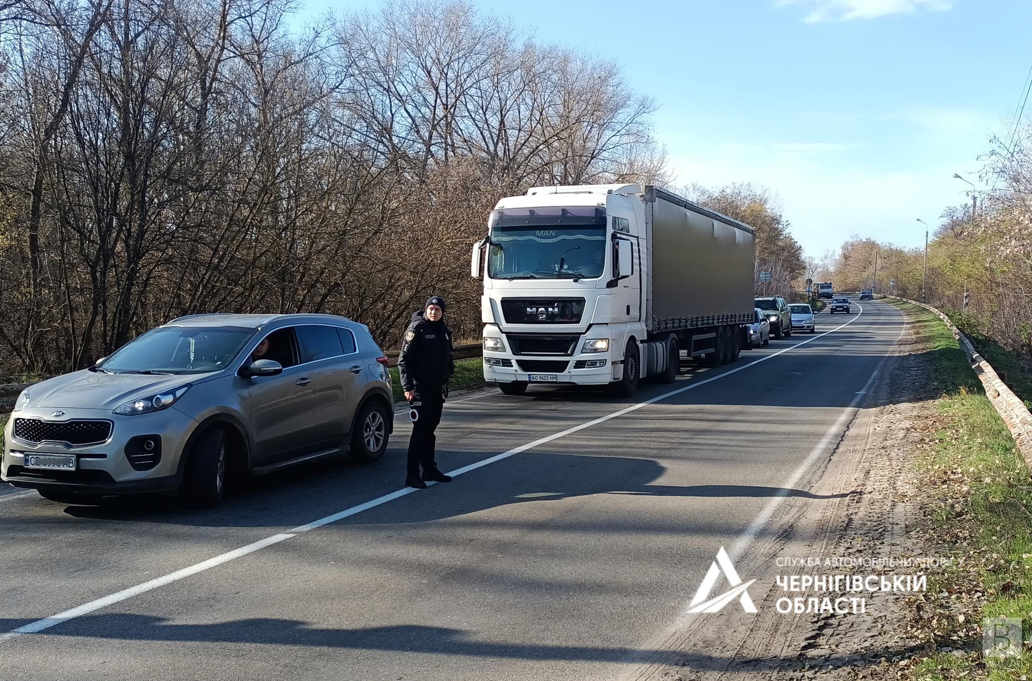 На тимчасовій переправі біля Снов’янки поліція розвертає фури вагою понад 18 тонн