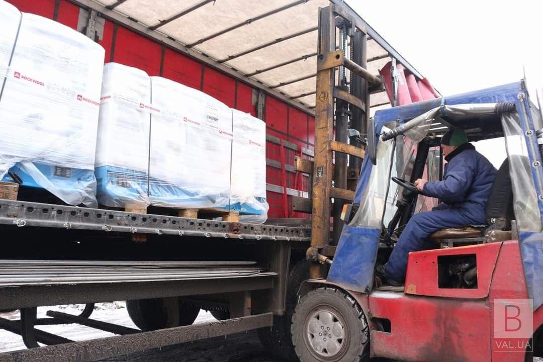 На Чернігівщину прибули дві вантажівки з необхідним до зими від Данії. ФОТО