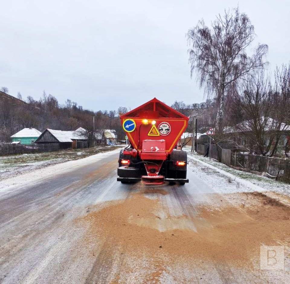 Перший сніг та перша ожеледиця: на Чернігівщині працюють дорожники