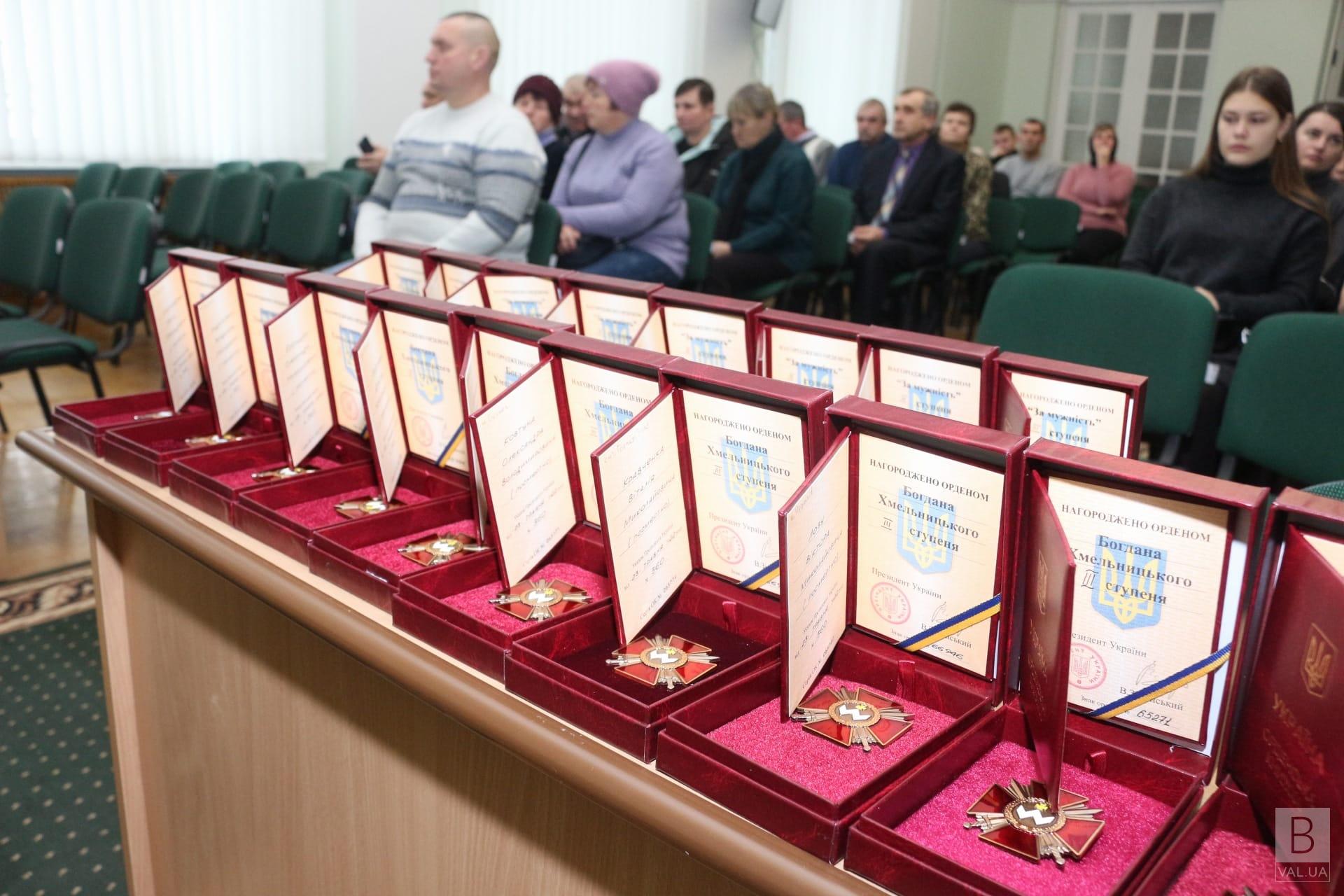 У Чернігові родинам 19 загиблих бійців вручили посмертні державні нагороди. ФОТО