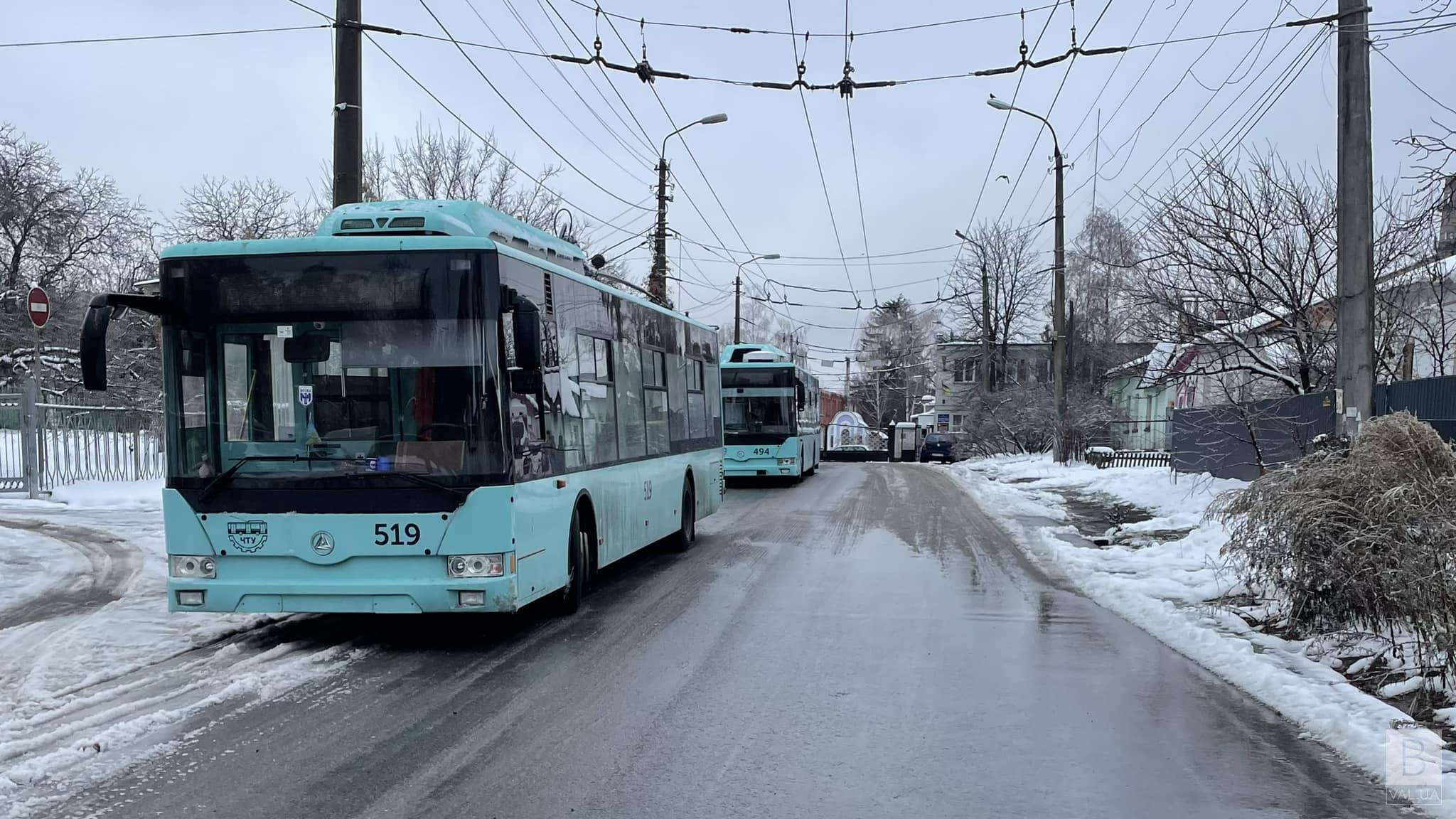 У Чернігові через обледеніння контактної мережі рух тролейбусів ускладнений