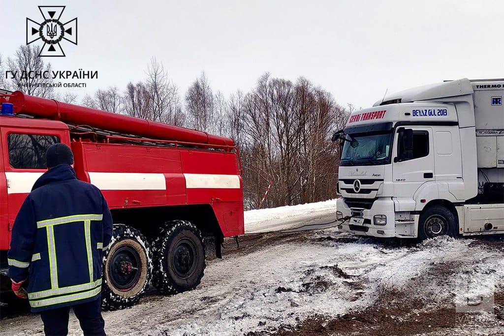 На Чернігівщині надзвичайники вивільнили дві вантажівки