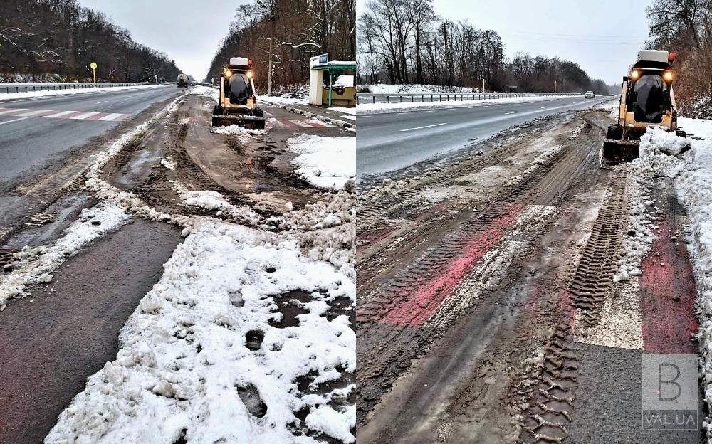 На Чернігівщині дорожники прибирають сніг біля автопавільйонів та на майданчиках відстою