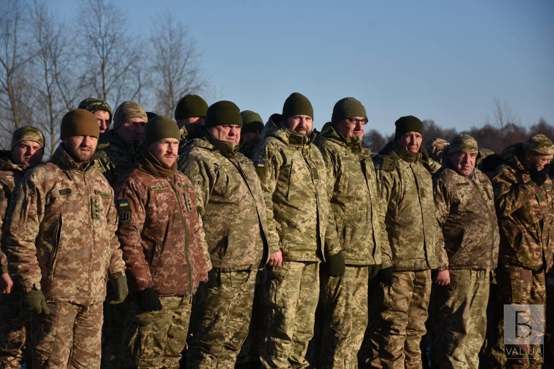 Чернігівські військові з нагоди Дня Збройних Сил України отримали грошові сертифікати від імені громади