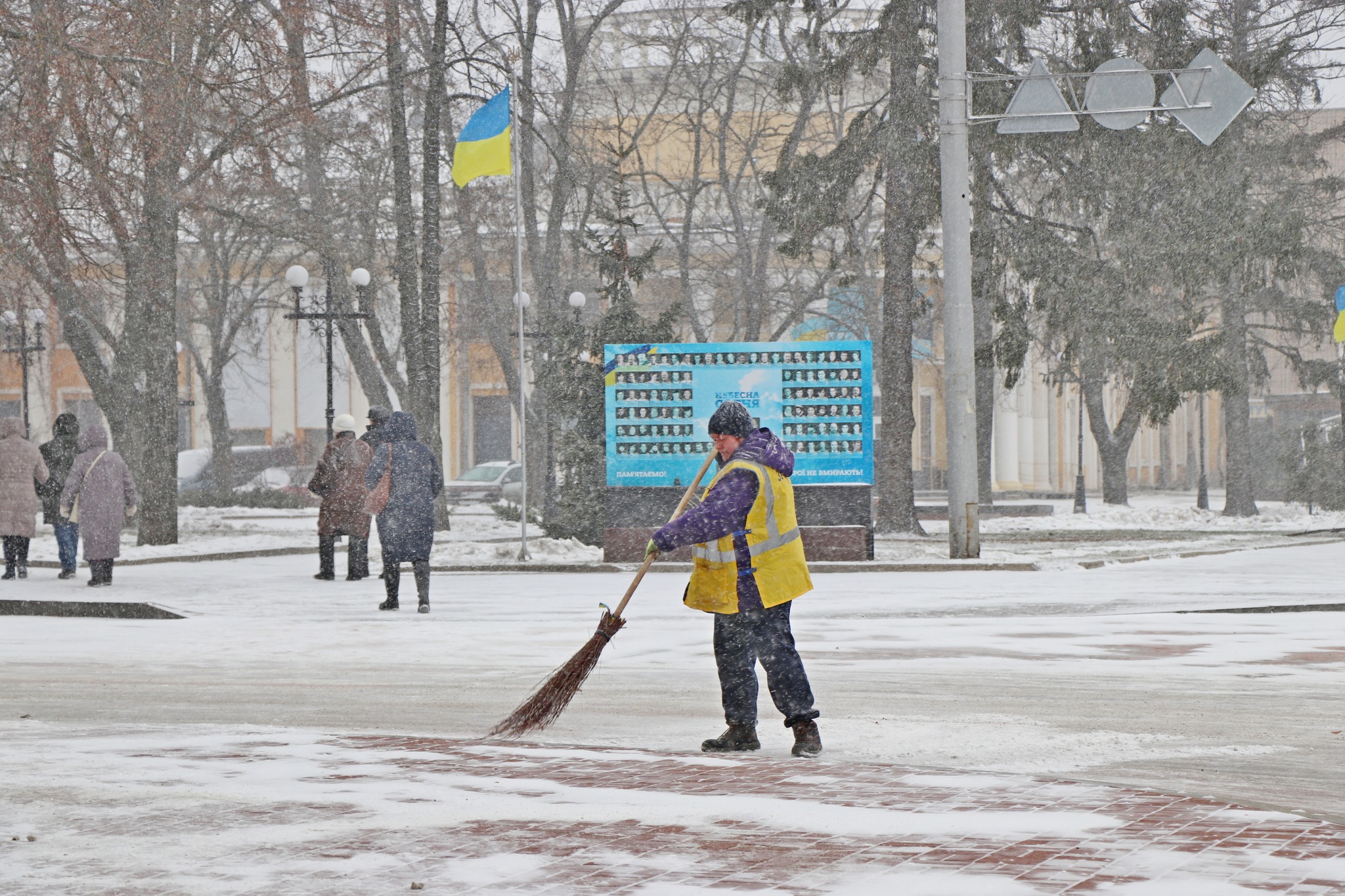 Снігопад у Чернігові: комунальники прибирають дороги та тротуари