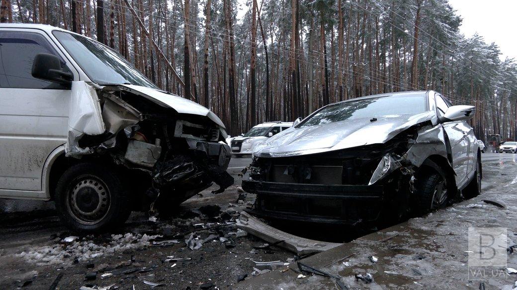 Потрійна ДТП у Чернігові: водію стало зле за кермом, він помер у кареті «швидкої»