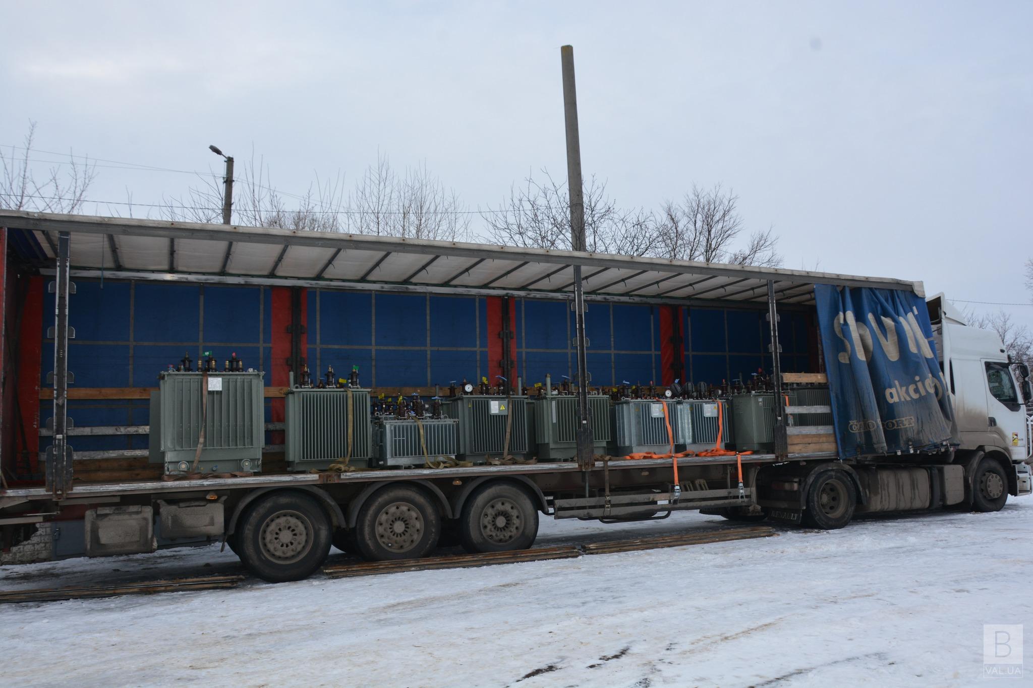На Чернігівщину прибули 44 трансформатори від Литовської Республіки. ФОТО