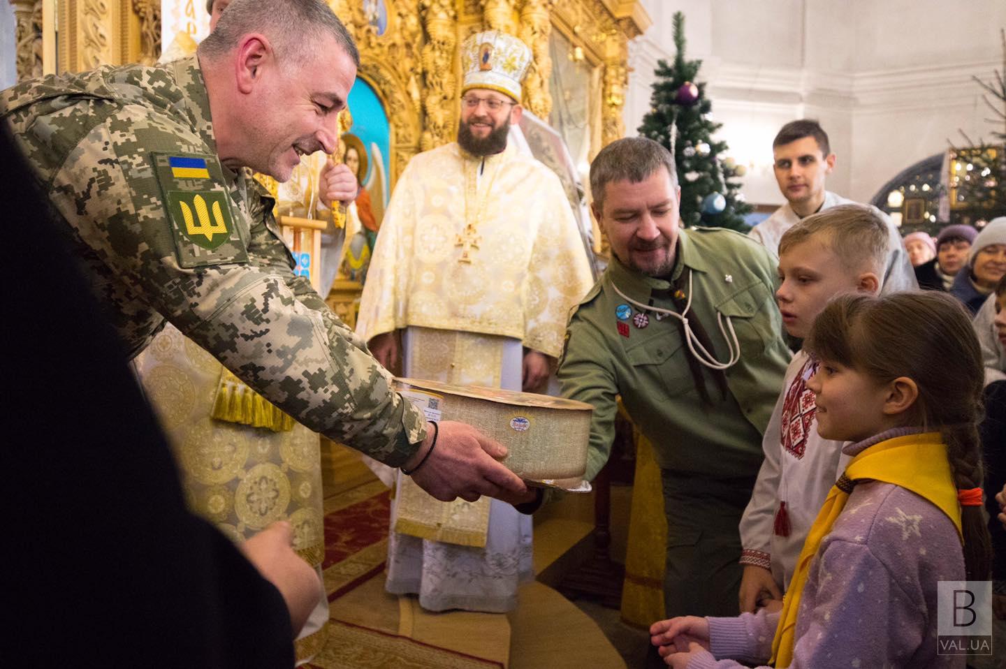 Чернігівські пластуни передали військовим Вифлеємський вогонь миру. ФОТО