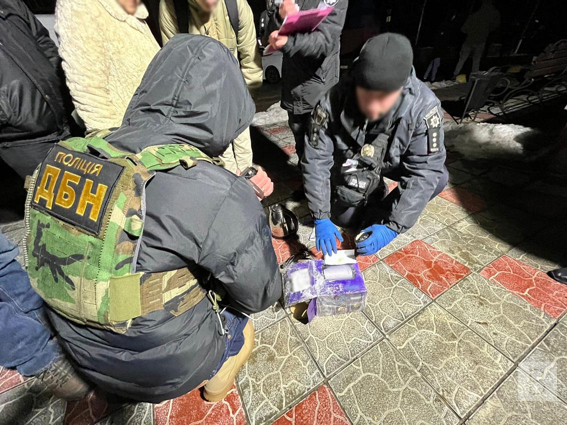 У Чернігові поліцейські затримали 19-річного «закладчика» наркотиків. ФОТО