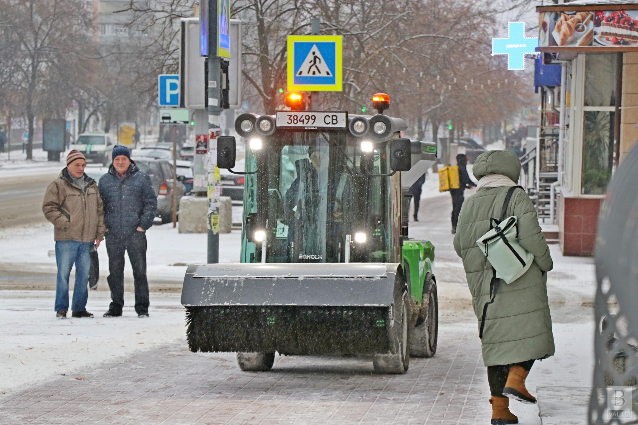 На вулицях Чернігова вперше з’явилися універсальні машини для підмітання і посипання тротуарів