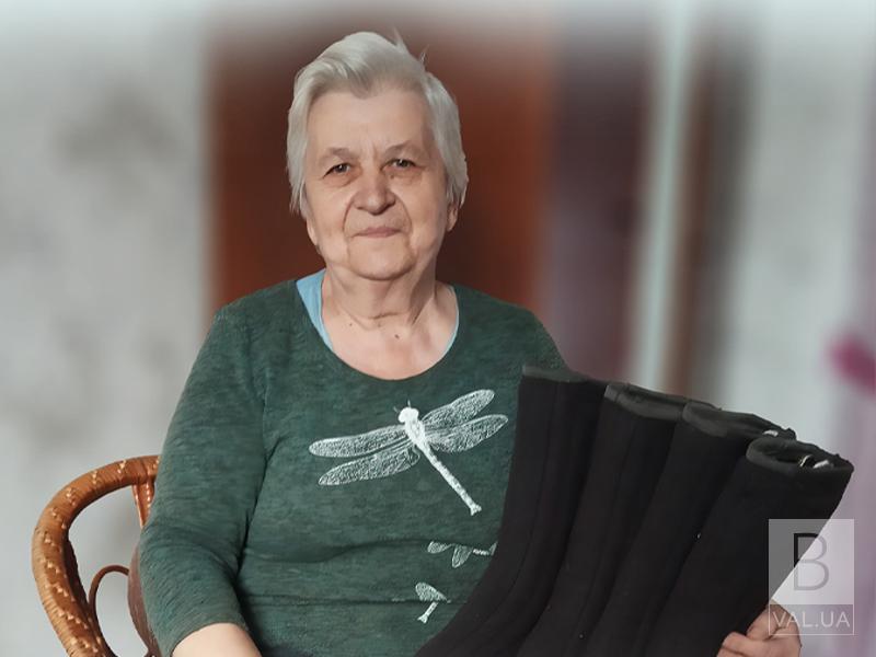 Пенсіонерка з Сосниці пошила більше сотні пар валянок для ЗСУ