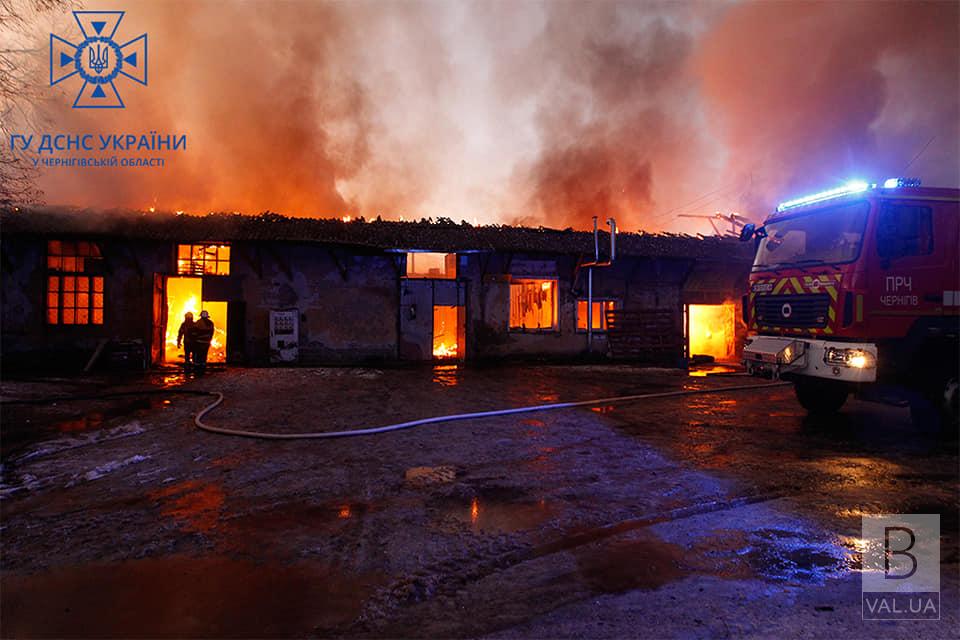 У Чернігові 40 рятувальників гасили пожежу виробничого приміщення. ФОТО