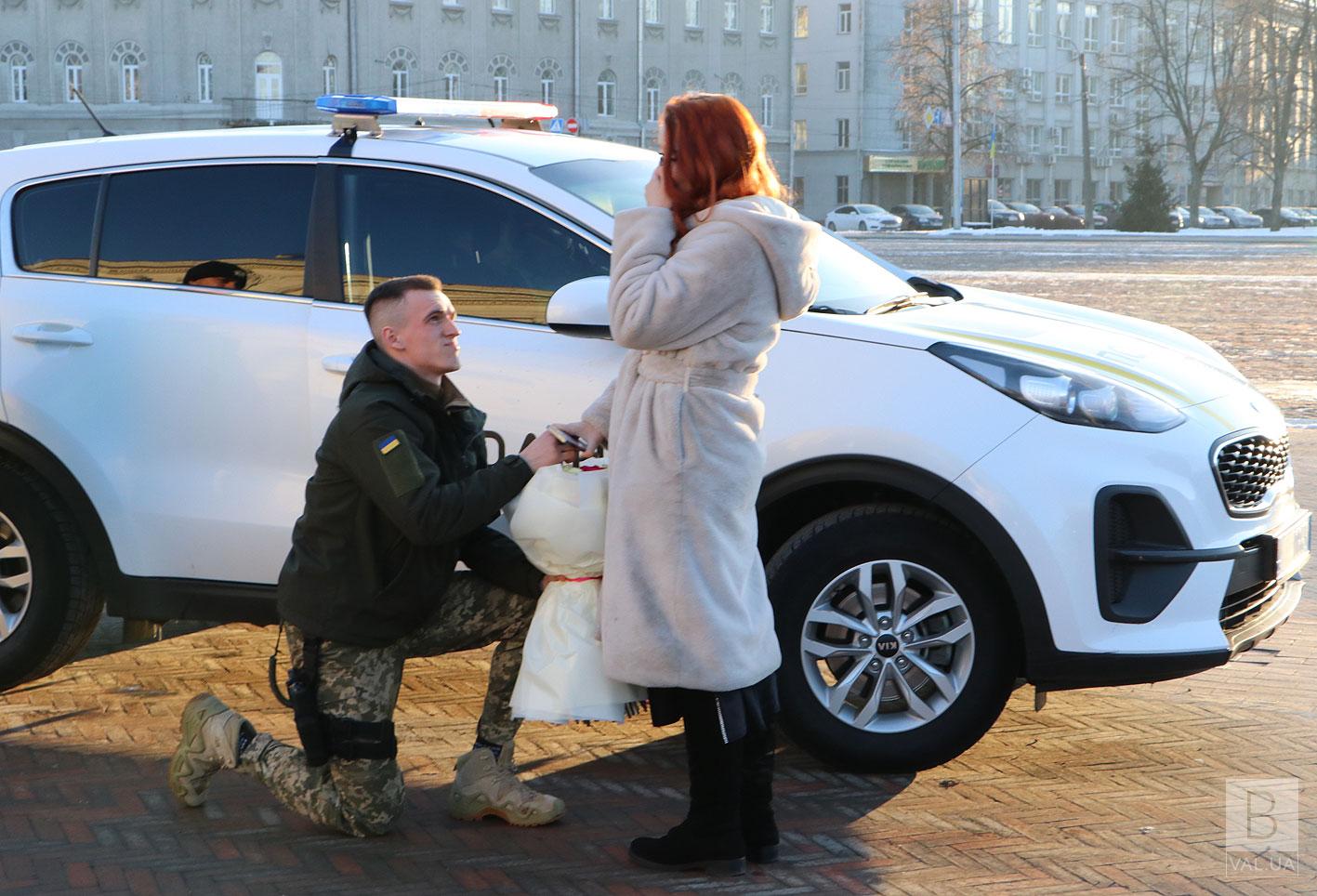 Освідчився на площі: у Чернігові поліцейські допомогли воїну зробити сюрприз для коханої ВІДЕО