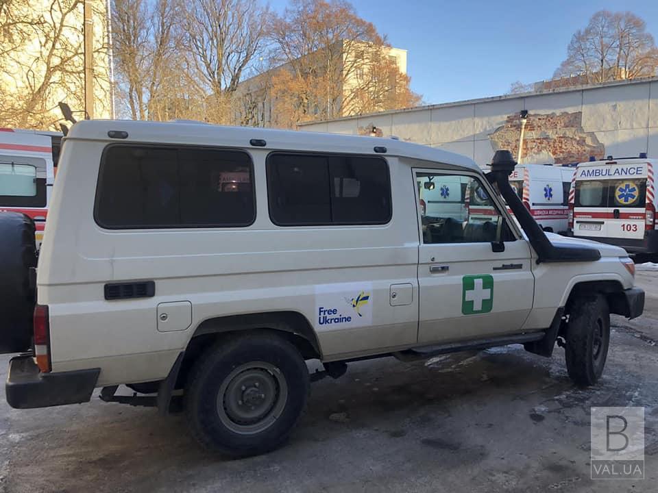 Здатний працювати в складних умовах: Семенівська громада отримала новий автомобіль швидкої допомоги від благодійників