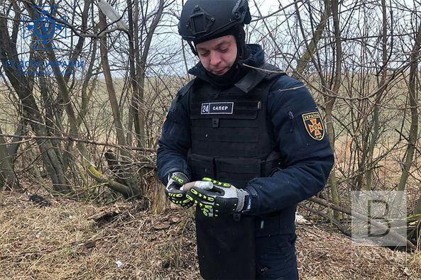 На Чернігівщині сапери вилучили боєприпас, який знайшли місцеві жителі у лісі. ФОТО