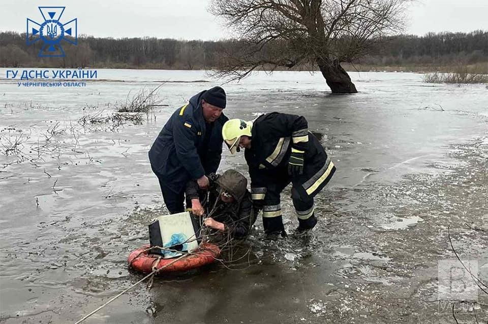 На Чернігівщині надзвичайники врятували рибалку, який провалився під кригу