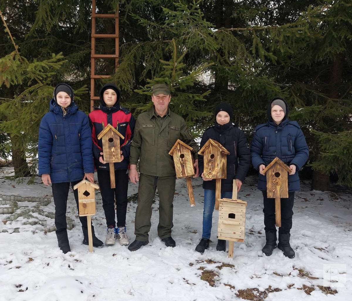 На Новгород-Сіверщині лісівники разом з дітьми розвісили 30 домівок для птахів. ФОТО