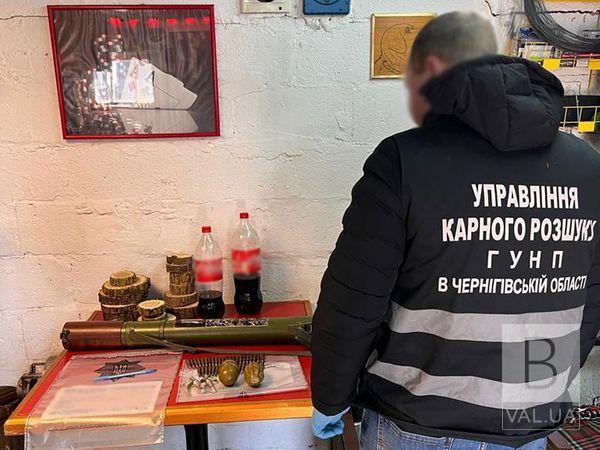 Житель Чернігівського району зберігав в себе вдома гранатомет, ручні гранати та набої. ФОТО