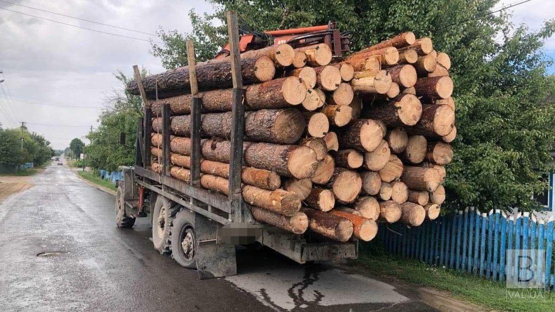 На Корюківщині чоловік загинув під вантажівкою, завантаженою лісом